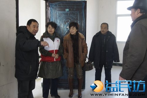 黃旭(左二)和王慧(居中)現場聽取情況介紹