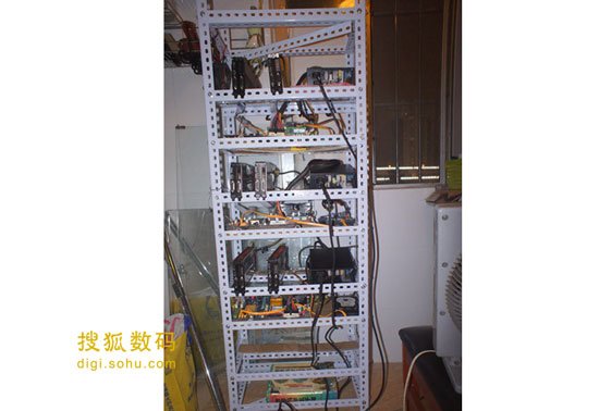 網(wǎng)友搭建的“裸奔”挖礦機(jī)